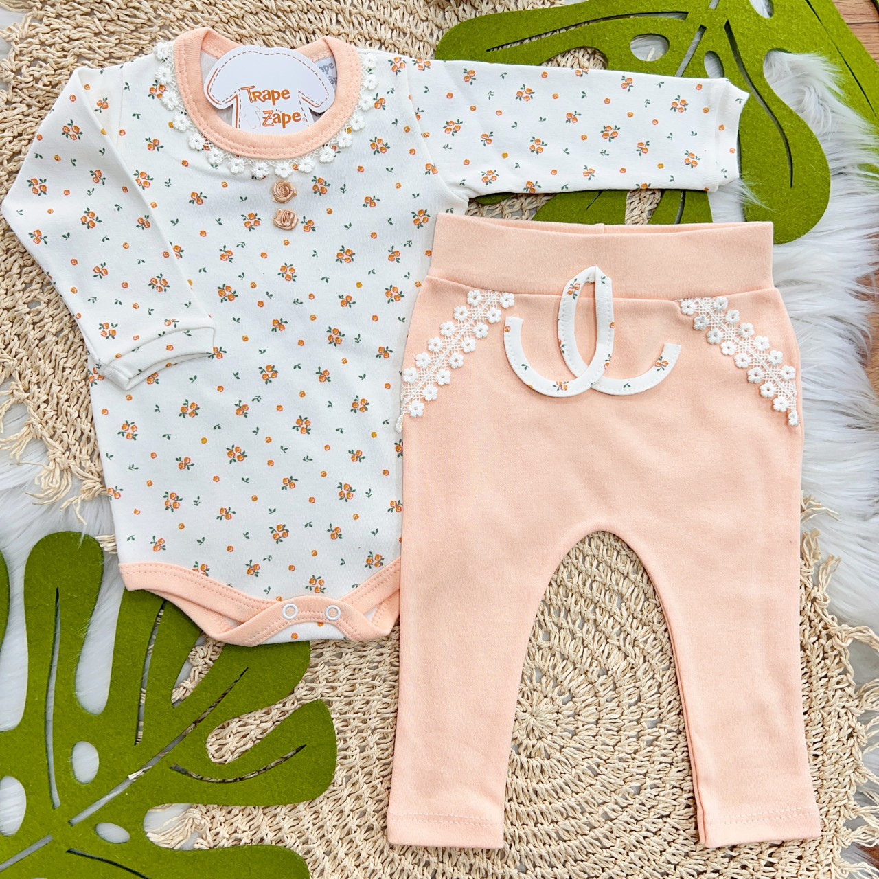  Conjunto Body Manga Longa Florzinhas e Calça com Flores e Renda - Salmão 